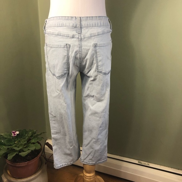 11 Junior's cropped jeans. Light washed. - Picture 5 of 8